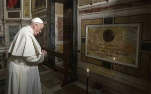 El papa Francesc resa davant la tomba del jesuïta Pedro Arrupe