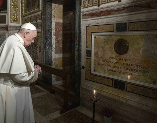 El papa Francesc resa davant la tomba del jesuïta Pedro Arrupe