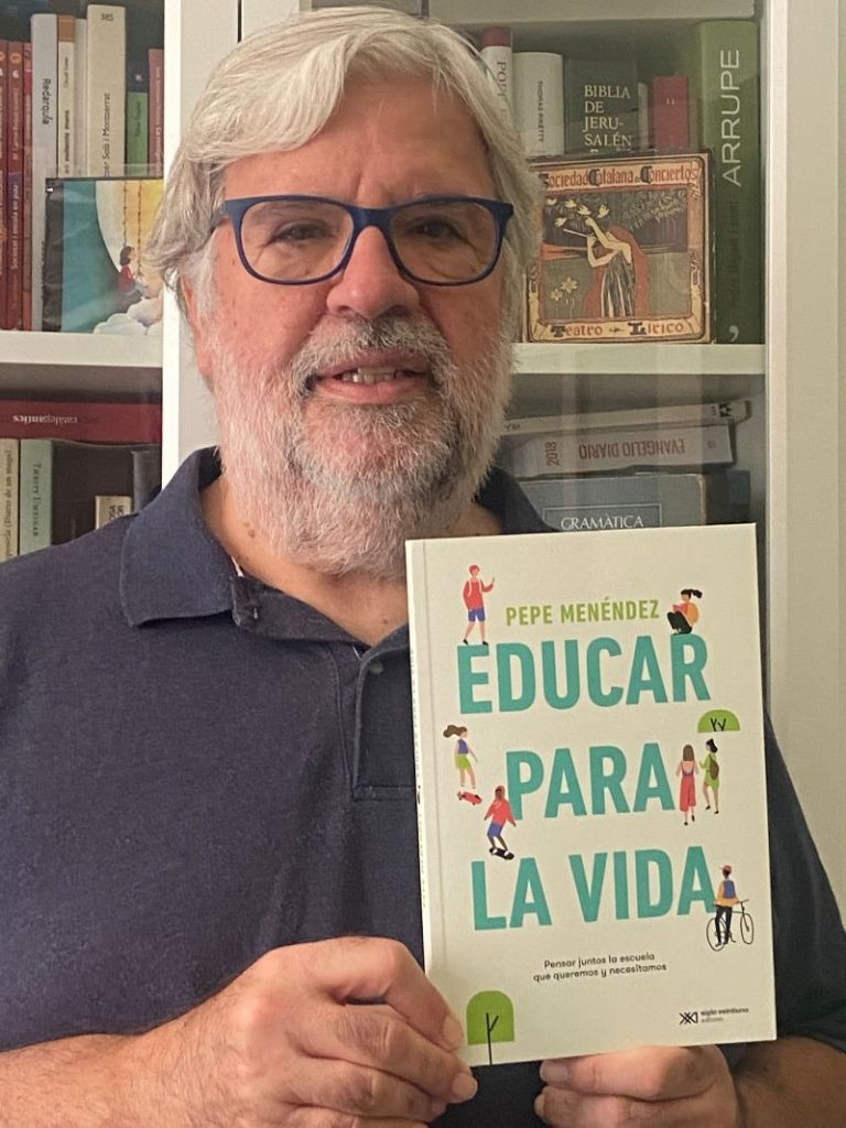 Pepe Menéndez amb el seu llibre Educar para la vida