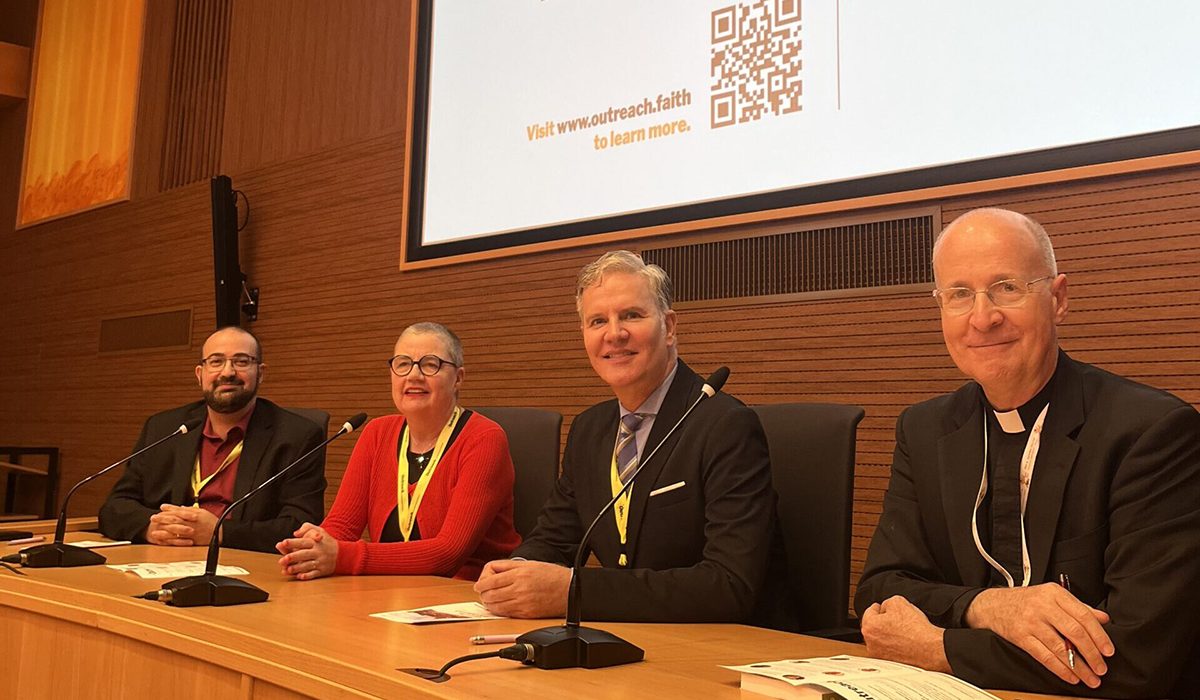 D'esquerra a dreta: Christopher Vella, Janet Obeney-Williams, Juan Carlos Cruz, i James Martin, S.J.