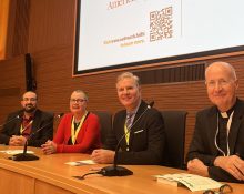 D'esquerra a dreta: Christopher Vella, Janet Obeney-Williams, Juan Carlos Cruz, i James Martin, S.J.