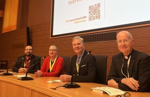D'esquerra a dreta: Christopher Vella, Janet Obeney-Williams, Juan Carlos Cruz, i James Martin, S.J.