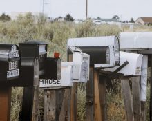 Una fila de bústies, una al costat de l'altra