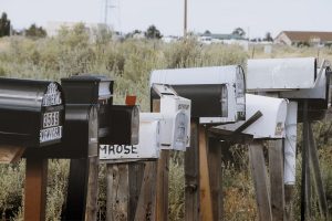 Una fila de bústies, una al costat de l'altra