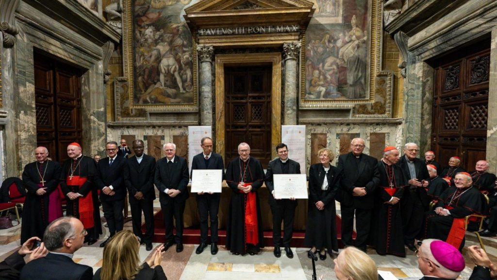 Francesc Torralba rep el Premi Ratzinger 2023 a la Sala Regia del Palau Apostòlic del Vaticà | © José Luis Gómez Galarzo