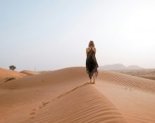 Imatge de la dona al desert