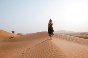 Imatge de la dona al desert