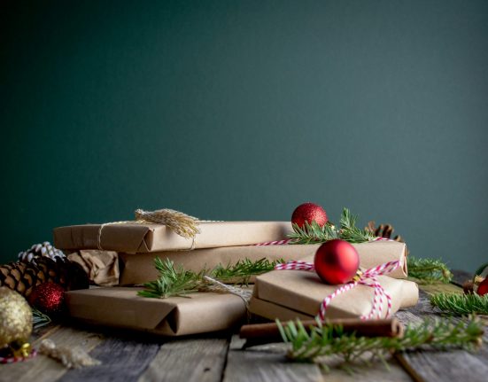 Llibres embolicats com a regals de Nadal | © Mel Poole – Unsplash
