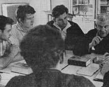 Joseph Cardijn reunit amb un grup de joves estudiants