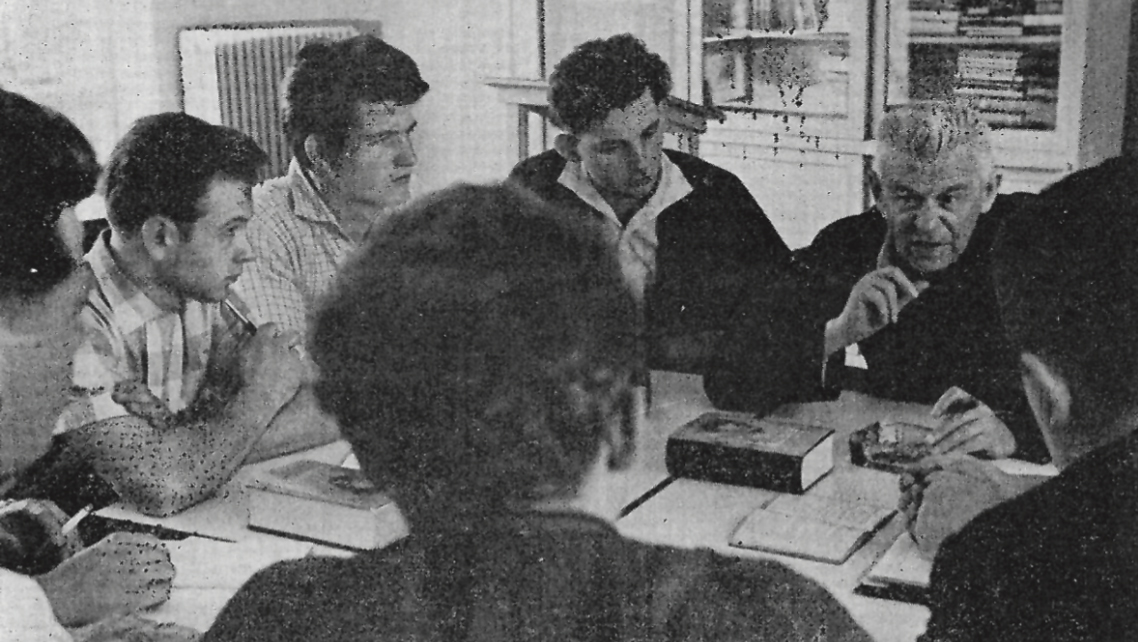 Joseph Cardijn reunit amb un grup de joves estudiants