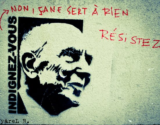 Un grafit reivindicatiu amb el lema Indigneu-vos de Stéphen Hessel