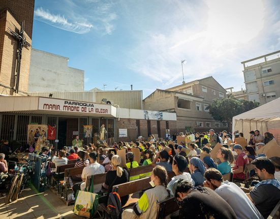 Celebració de l'eucaristia a l'aire lliure, davant la parròquia de Maria Mare, a Catarroja | © Delegació de Mitjans de Comunicació de l'Arquebisbat de València