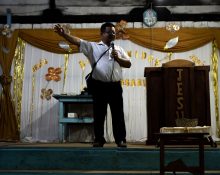 Pastor evangèlic d'una església en Santa Rita de Castella, un llogaret en la ribera del riu Marañón