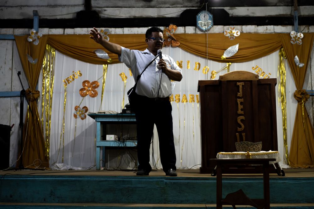 Pastor evangèlic d'una església en Santa Rita de Castella, un llogaret en la ribera del riu Marañón