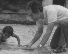 El teòleg José I. González Faus, durant una campanya d’alfabetització a Nicaragua, l’any 1980