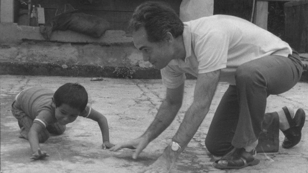 El teòleg José I. González Faus, durant una campanya d’alfabetització a Nicaragua, l’any 1980
