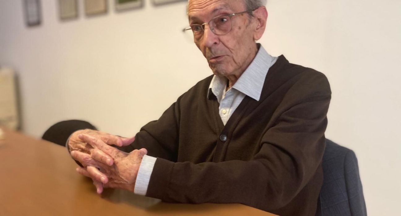 Pere Lluís Font a la redacció de Foc Nou