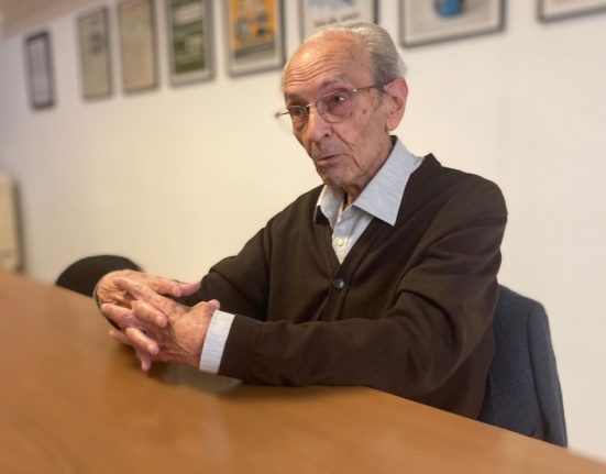Pere Lluís Font a la redacció de Foc Nou