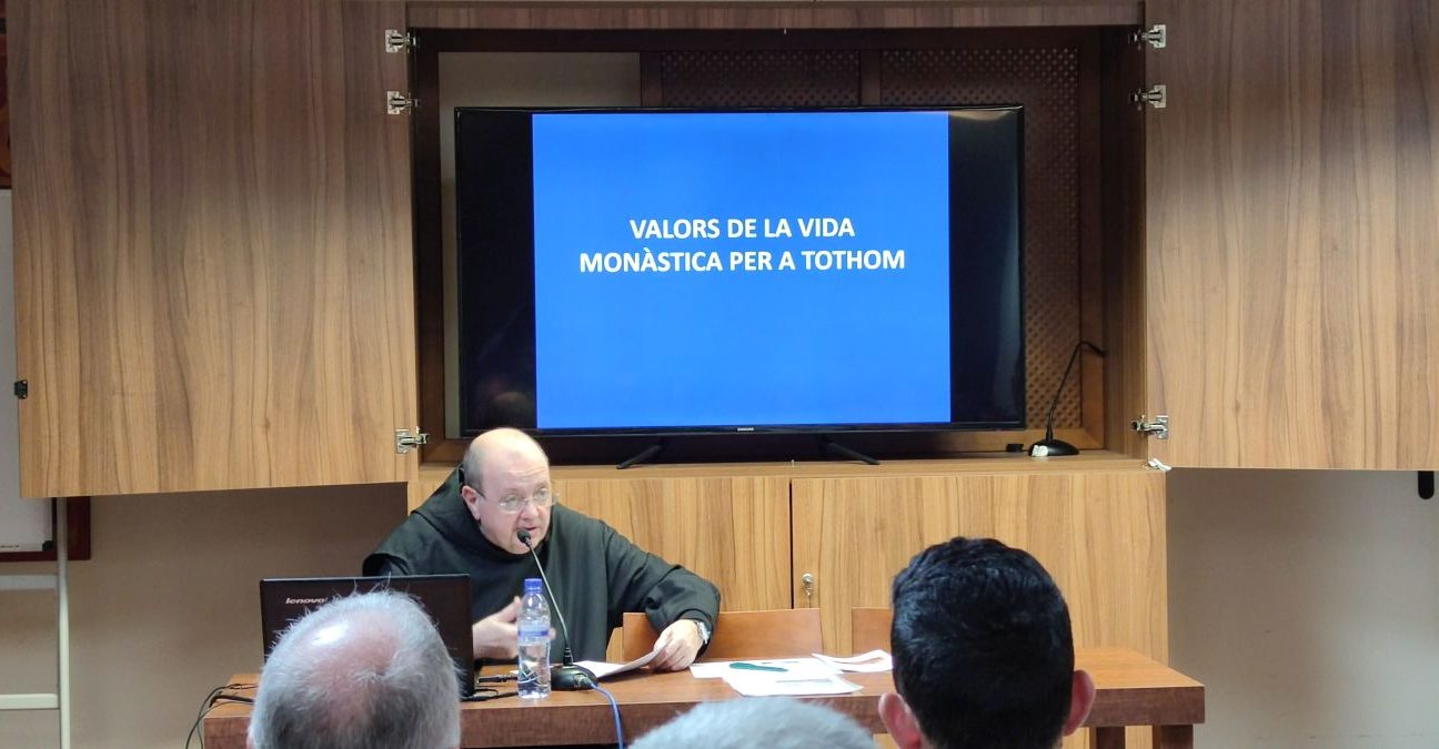 El monjo Pau Valls en una trobada amb agnòstics a Montserrat