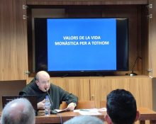 El monjo Pau Valls en una trobada amb agnòstics a Montserrat