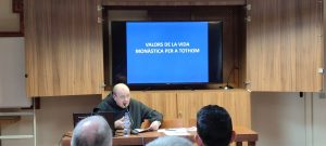 El monjo Pau Valls en una trobada amb agnòstics a Montserrat