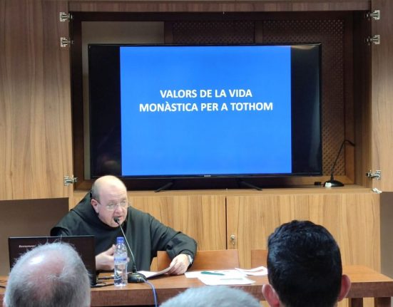 El monjo Pau Valls en una trobada amb agnòstics a Montserrat
