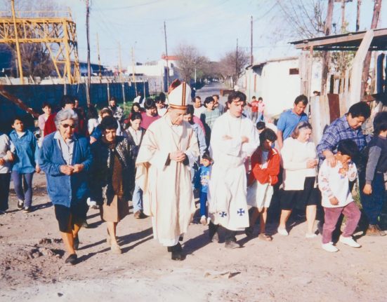 Bergoglio visita, com a bisbe, la Villa 21 de Buenos Aires