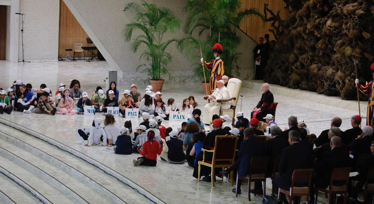 El Papa Francesc acompanyat de nens al Vaticà
