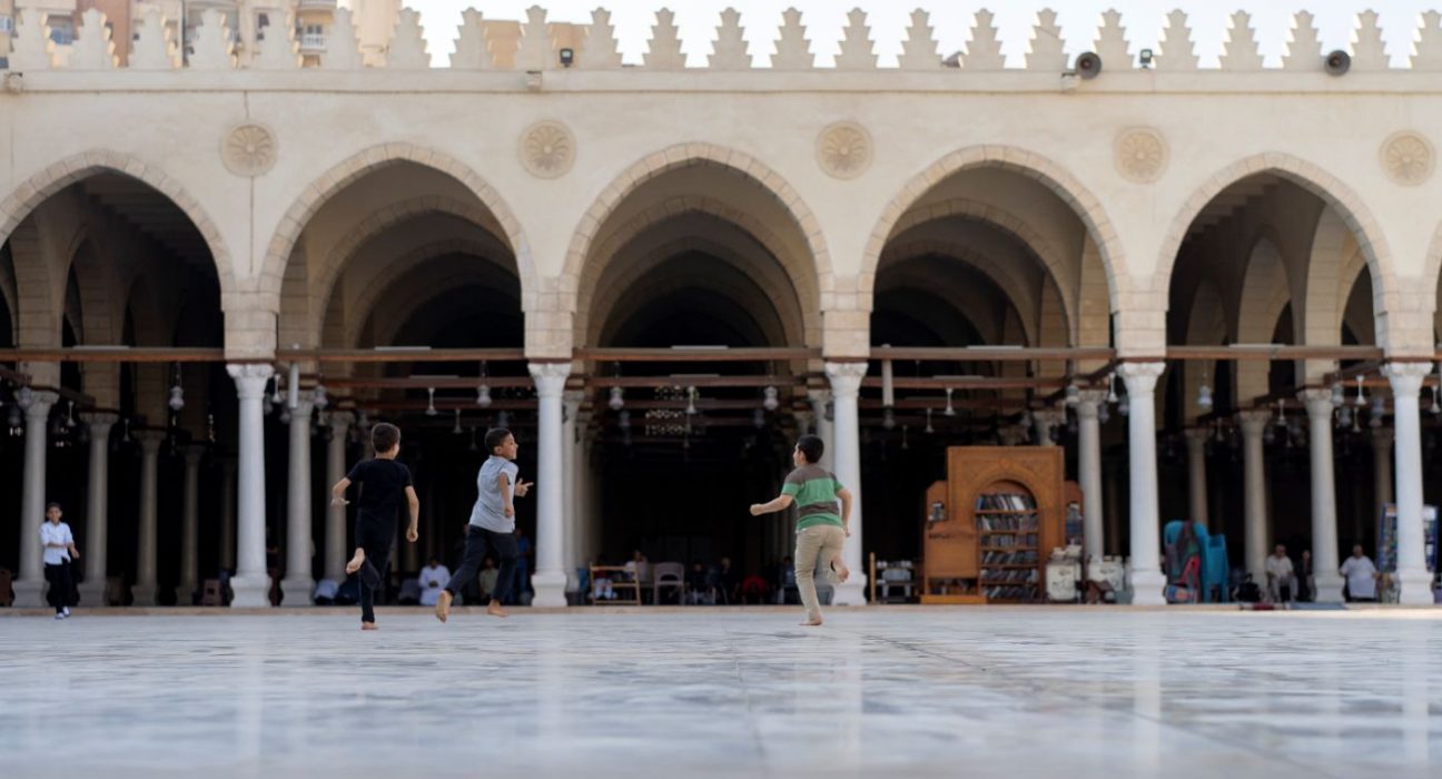 Nens jugant a l'interior de la mesquita Amr, a El Caire