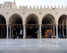 Nens jugant a l'interior de la mesquita Amr, a El Caire