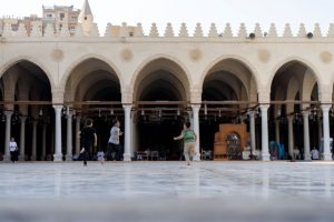 Nens jugant a l'interior de la mesquita Amr, a El Caire