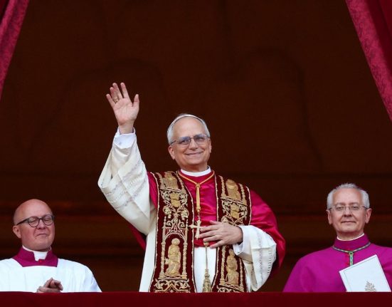 Lleó XIV, saludant per primer cop els fidels des del balcó de la basílica de Sant Pere | © Vatican Media