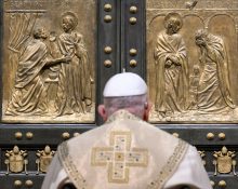 El papa Francesc davant de la Porta Santa