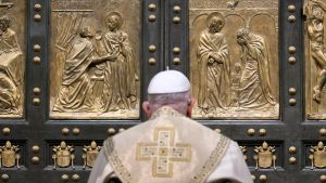 El papa Francesc davant de la Porta Santa