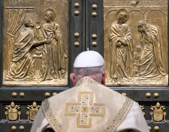 El papa Francesc davant de la Porta Santa