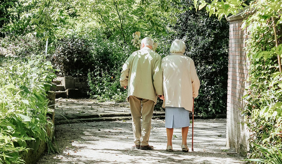 Una parella d'ancians que caminen junts