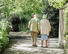 Una parella d'ancians que caminen junts