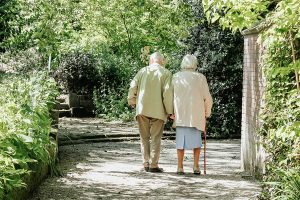 Una parella d'ancians que caminen junts