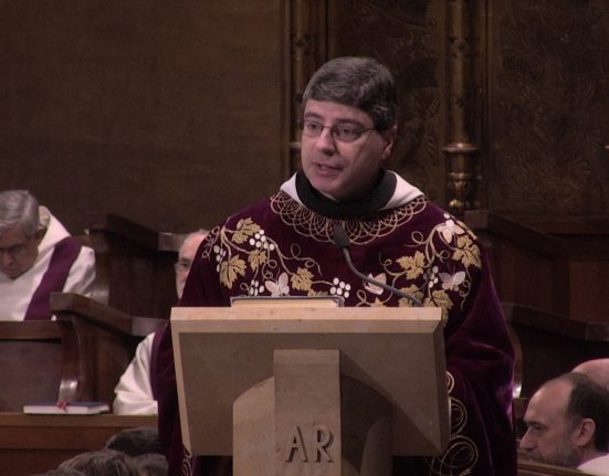 El pare Bernat Juliol durant una homilia