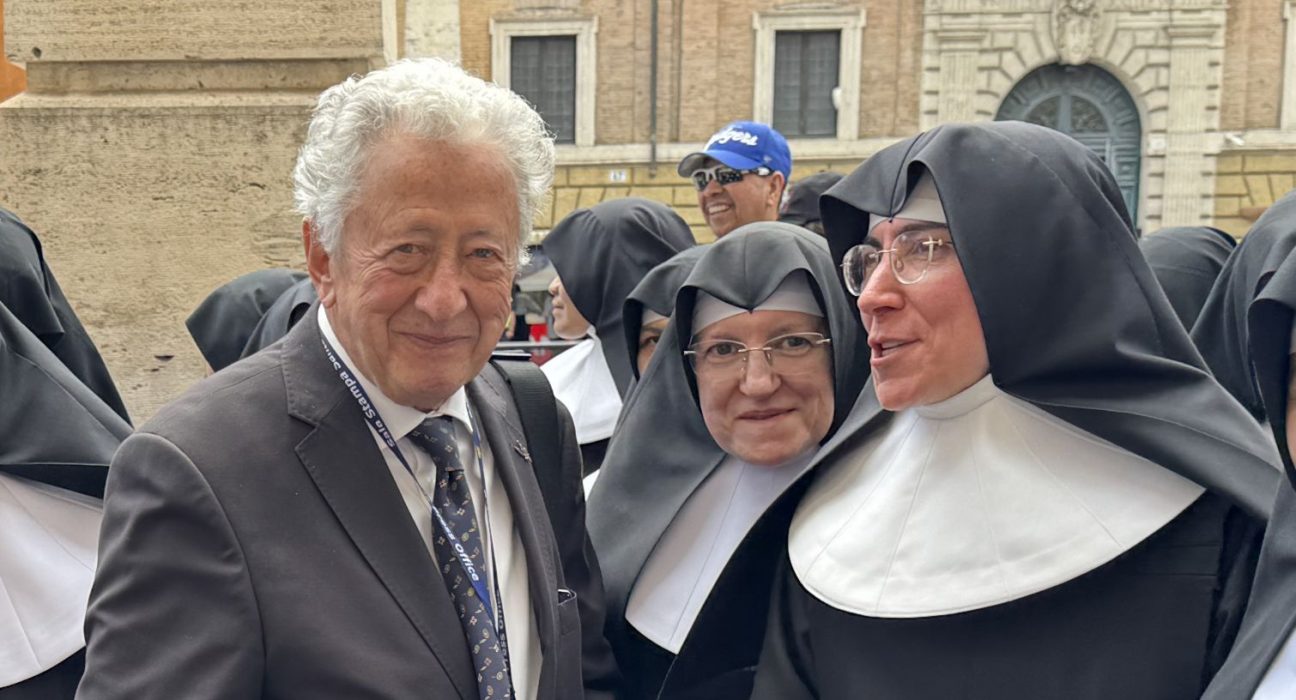 Antonio Pelayo i Sor Carmen Villar a la sortida de la basílica de Sant Pere