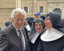 Antonio Pelayo i Sor Carmen Villar a la sortida de la basílica de Sant Pere