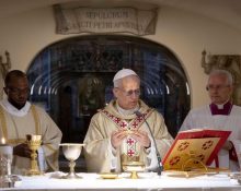 Lleó XIV oficiant una missa a les Grutes Vaticanes, davant de les tombes dels papes