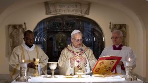 Lleó XIV oficiant una missa a les Grutes Vaticanes, davant de les tombes dels papes