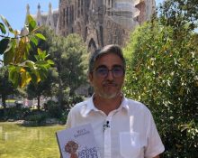 Jesús Bastante davant de la Sagrada Família, en una fotografia promocional del llibre