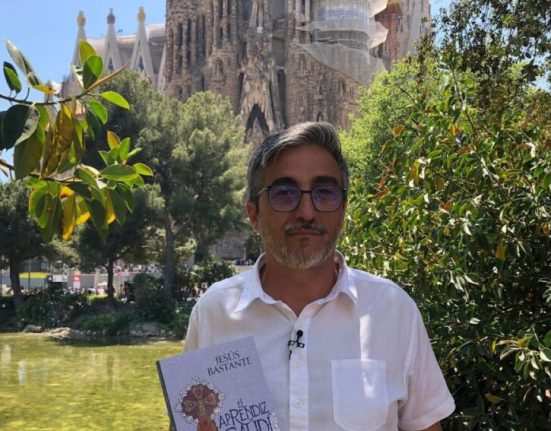 Jesús Bastante davant de la Sagrada Família, en una fotografia promocional del llibre