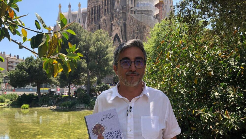 Jesús Bastante davant de la Sagrada Família, en una fotografia promocional del llibre