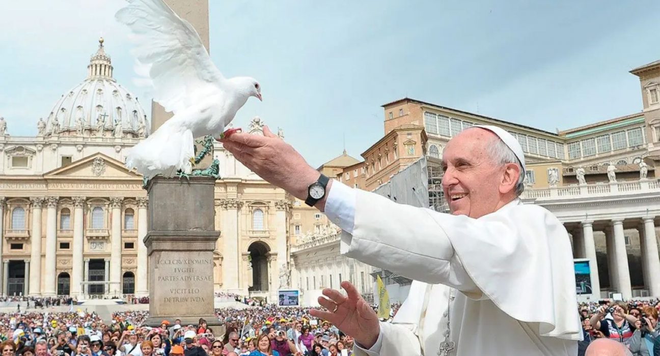 El papa Francesc amb un colom blanc