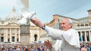 El papa Francesc amb un colom blanc