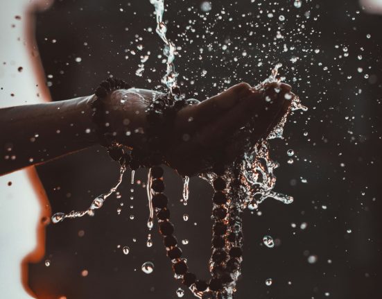 Aigua a raig | © Shivam Mistry - Unsplash