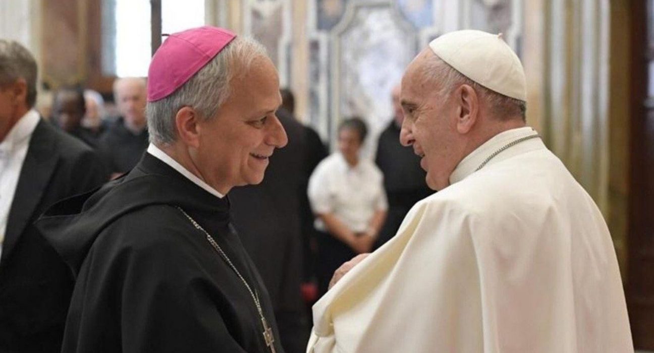 Robert Prevost, encara cardenal, amb el papa Francesc